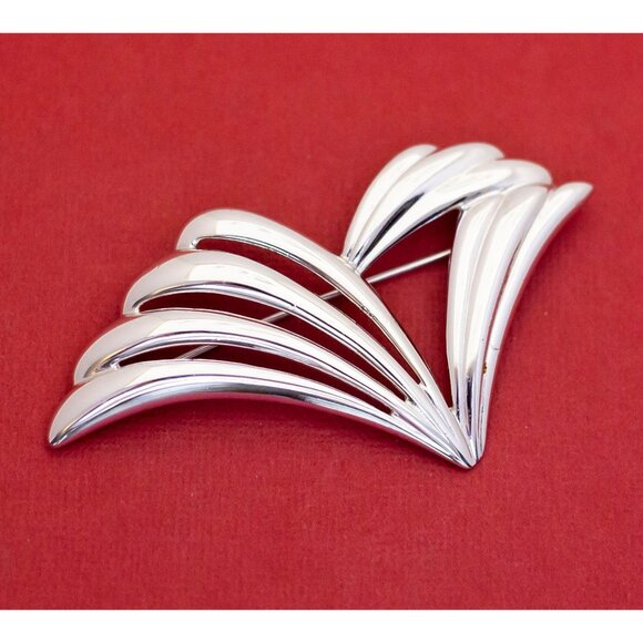 Vintage Abstract V-shaped Avant Garde Brooch by Monet - F31 - Picture 1 of 2